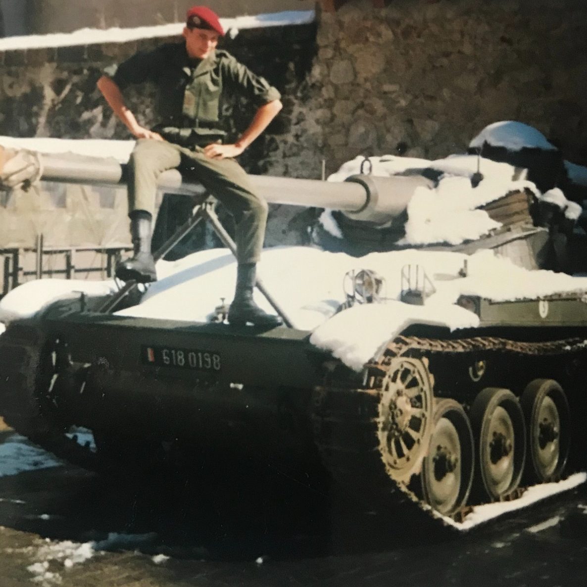 à propos de destock and compagny, qui sommes nous ? Soldat de l'armée française en uniforme du régiment des commando parachutiste, debout sur un char d'assaut, en hiver et recouvert de neige.